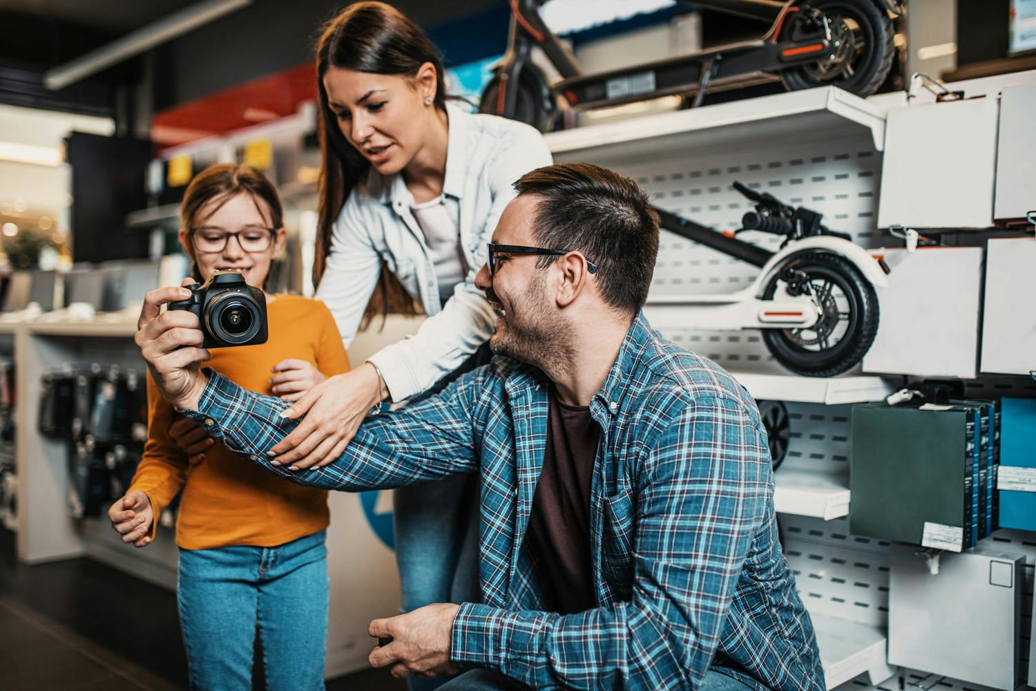 Familie ser på kamera i fotobutikk